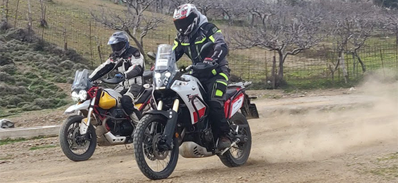 Moto Guzzi V85TT en Yamaha 700 Tenere in actie op Kreta